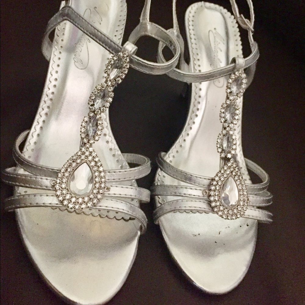 Beautiful silver shoes in size 7,5